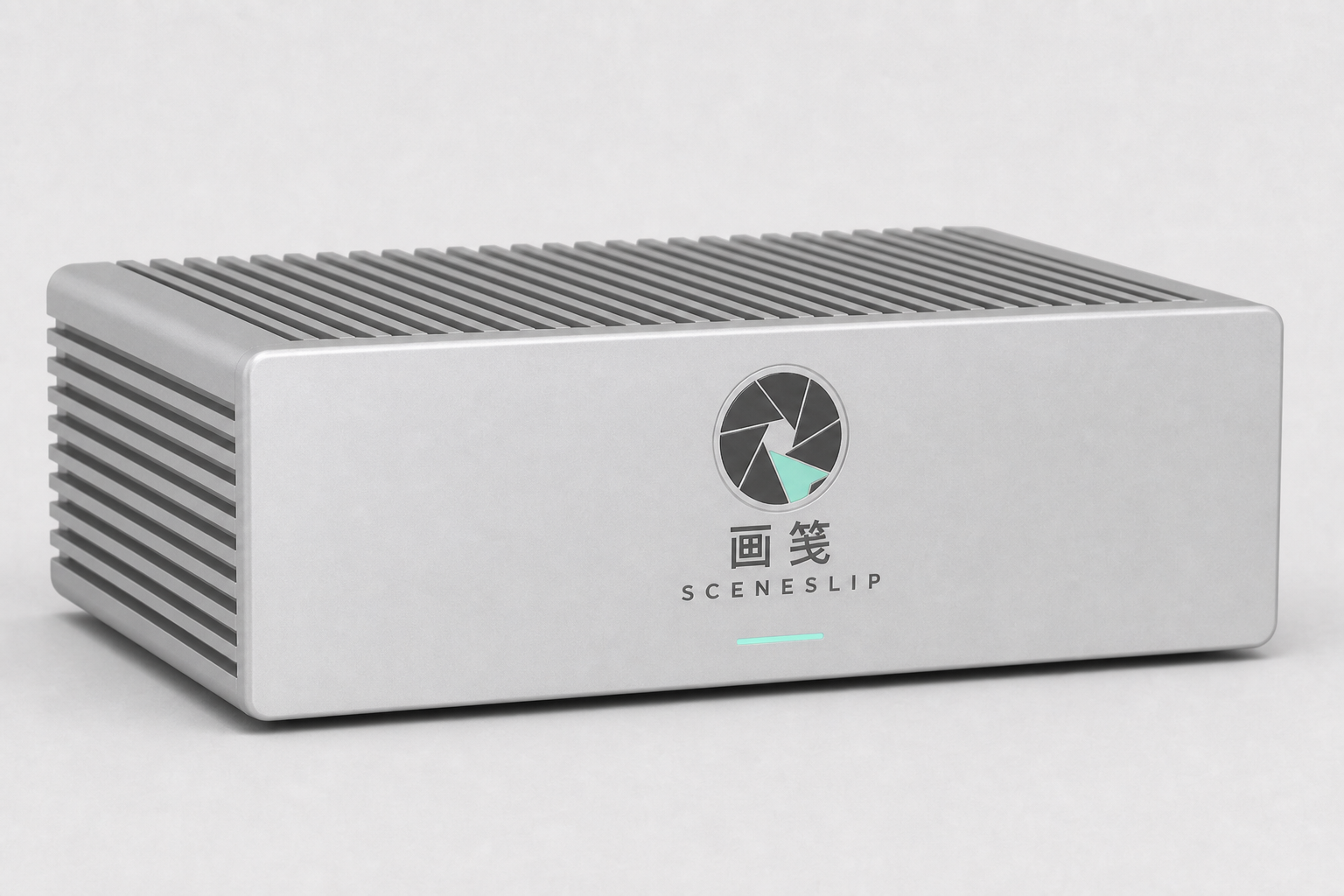 画笺银色边缘盒 3/4 视图，顶面与侧面为散热齿